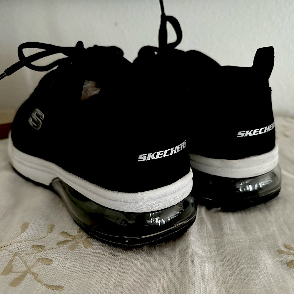 Skechers Womens Black Athletic Shoes Size 8 1/2